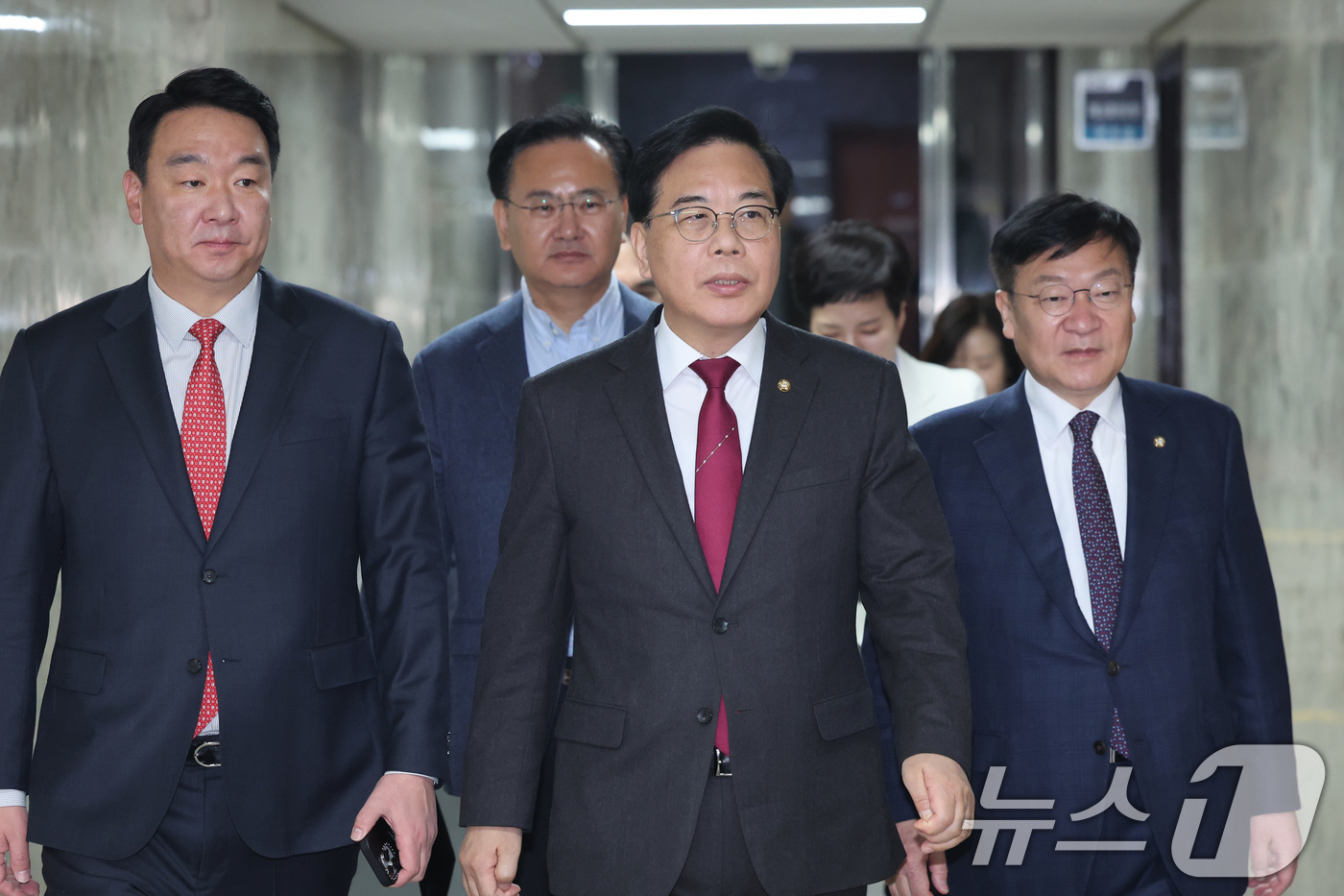 (서울=뉴스1) 신웅수 기자 = 송언석 국민의힘 원내대표가 20일 서울 여의도 국회에서 원내대책회의에 참석하고 있다. 2026.3.20/뉴스1