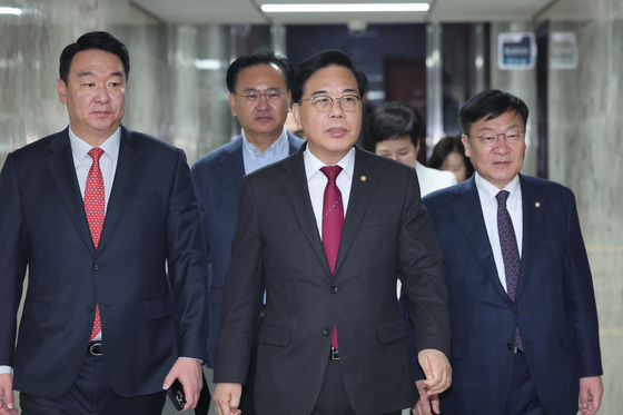 회의 참석하는 송언석 원내대표