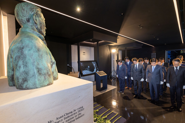 HD현대, 故 정주영 명예회장 25주기 추모…창업정신 재조명