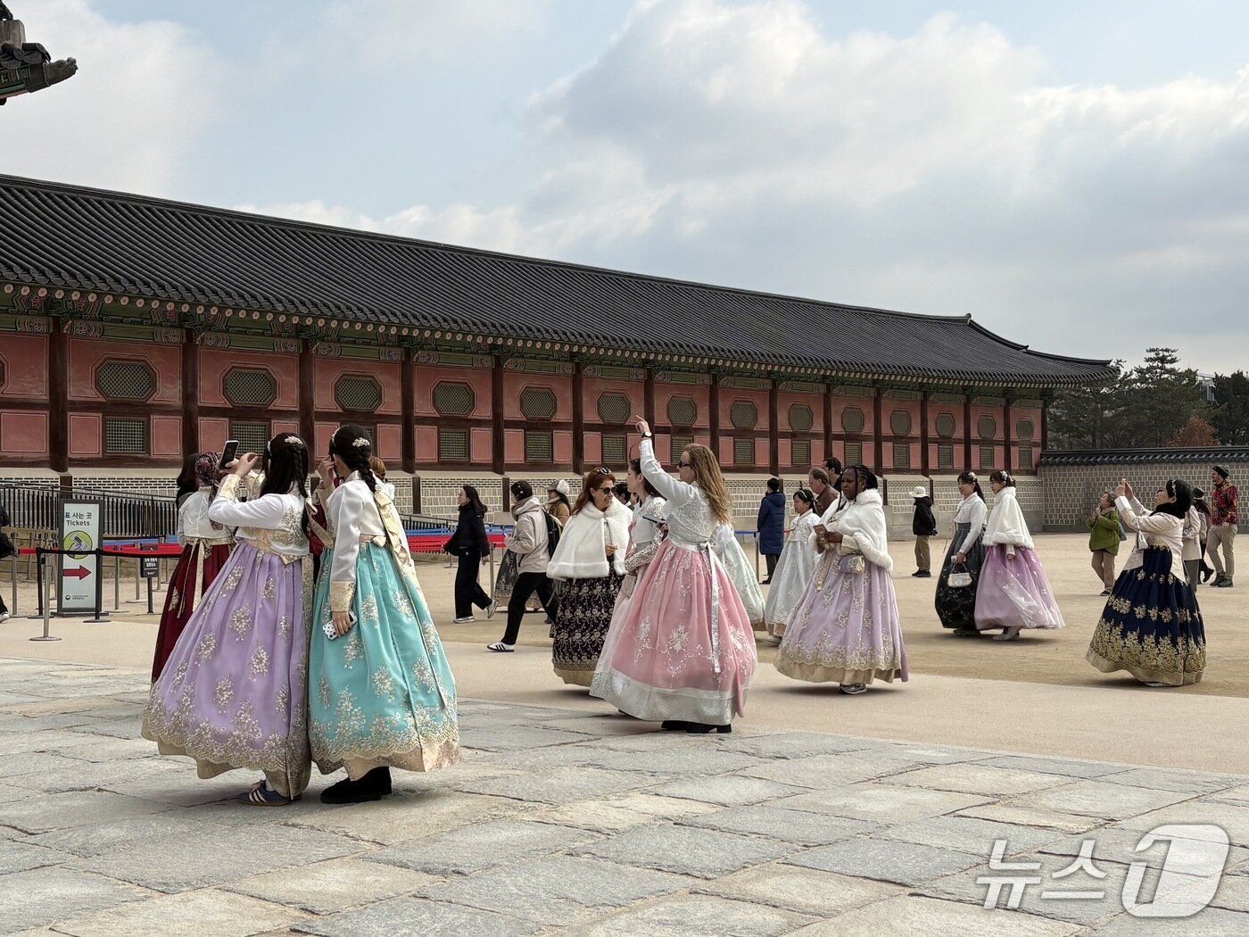 본문 이미지 - 방탄소년단(BTS) 컴백 공연을 이틀 앞둔 19일 한복을 입은 관광객들이 경복궁에서 사진을 찍고 있다.