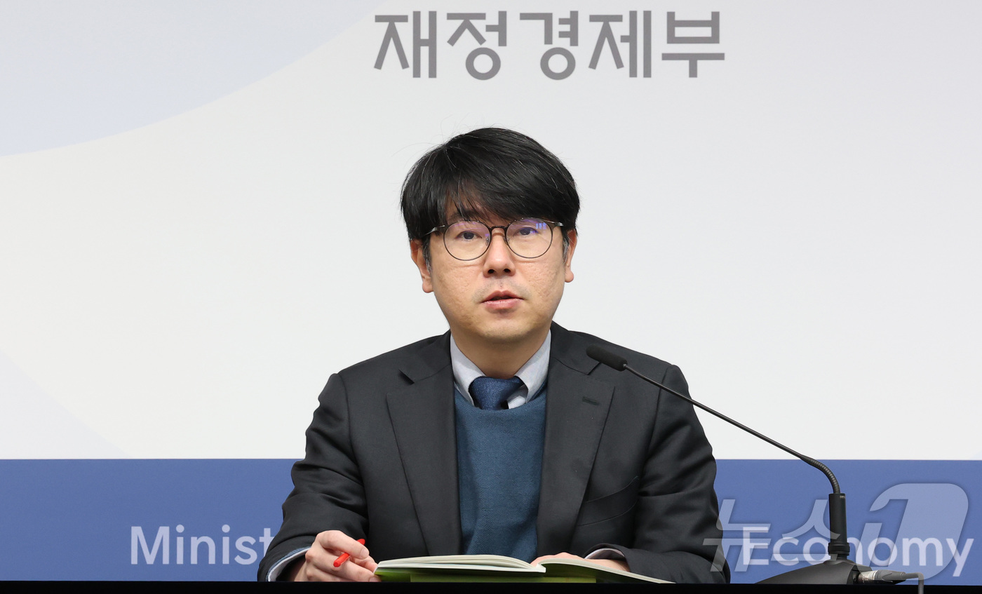 (세종=뉴스1) 김기남 기자 = 조성중 재정경제부 경제분석과장이 20일 세종시 정부세종청사에서 2026년 2월 최근 경제동향을 발표하고 있다. 2026.3.20/뉴스1