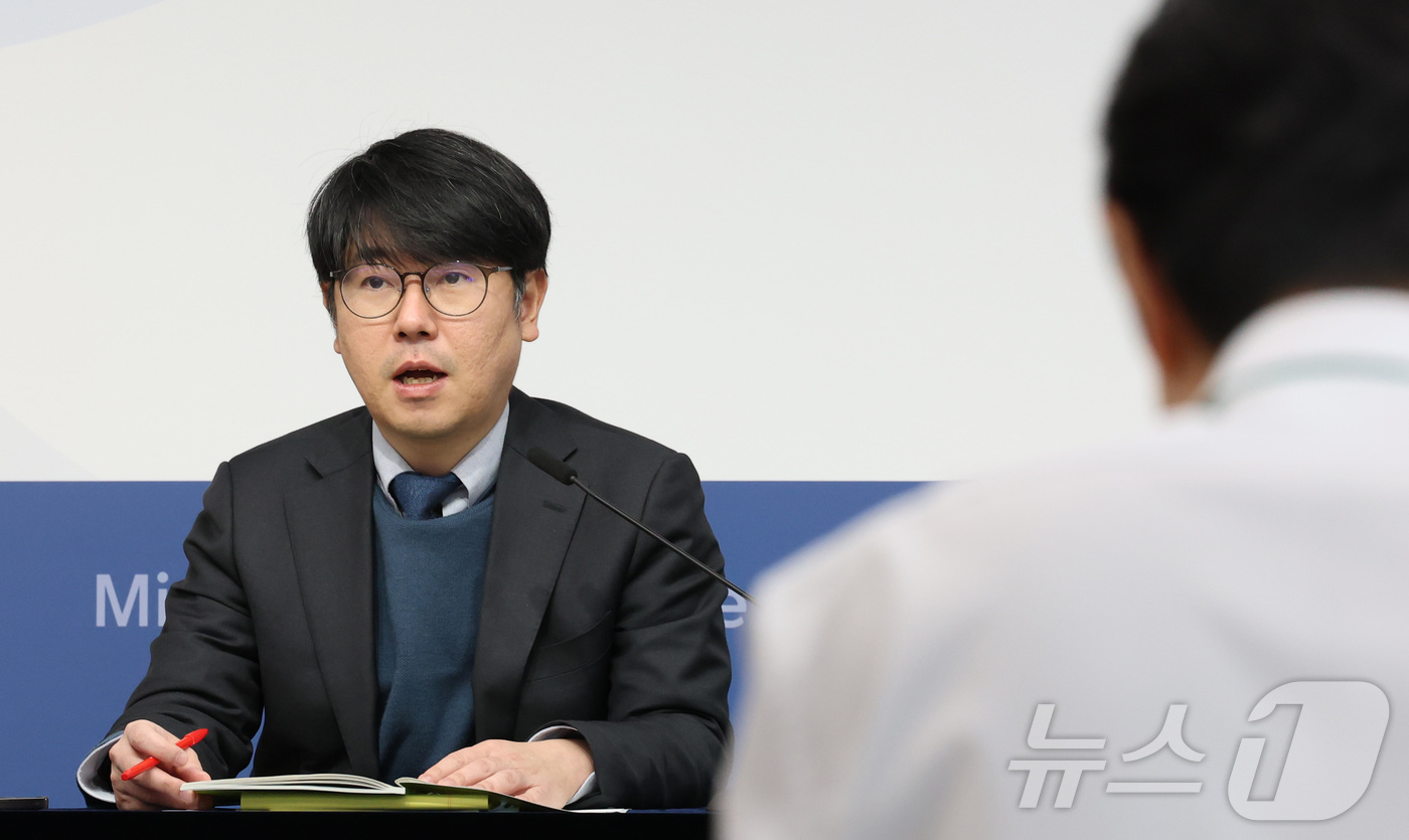 (세종=뉴스1) 김기남 기자 = 조성중 재정경제부 경제분석과장이 20일 세종시 정부세종청사에서 2026년 2월 최근 경제동향을 발표하고 있다. 2026.3.20/뉴스1