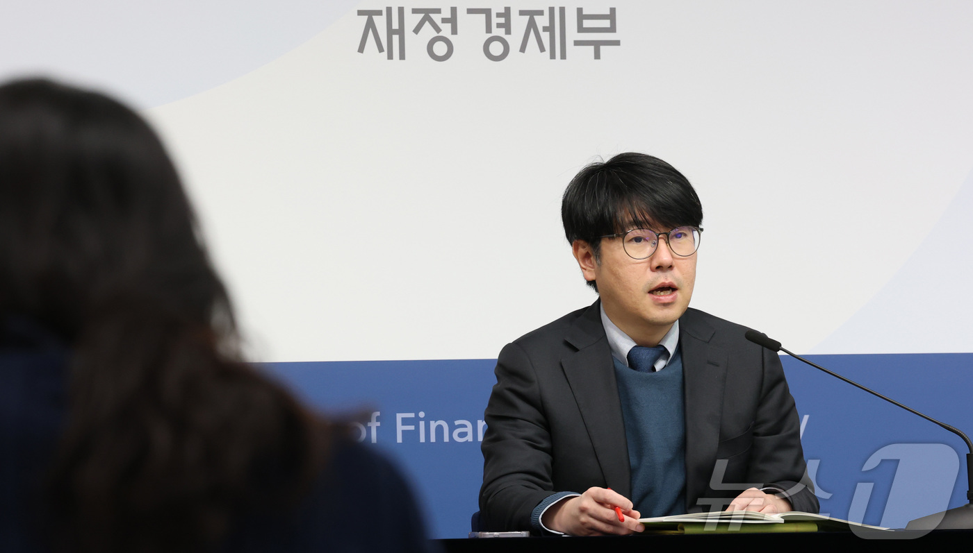 (세종=뉴스1) 김기남 기자 = 조성중 재정경제부 경제분석과장이 20일 세종시 정부세종청사에서 2026년 2월 최근 경제동향을 발표하고 있다. 2026.3.20/뉴스1