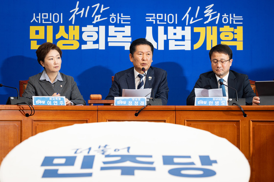 與 "李대통령 가짜뉴스 가장 엄중한 법적조치…심각한 범죄행위"