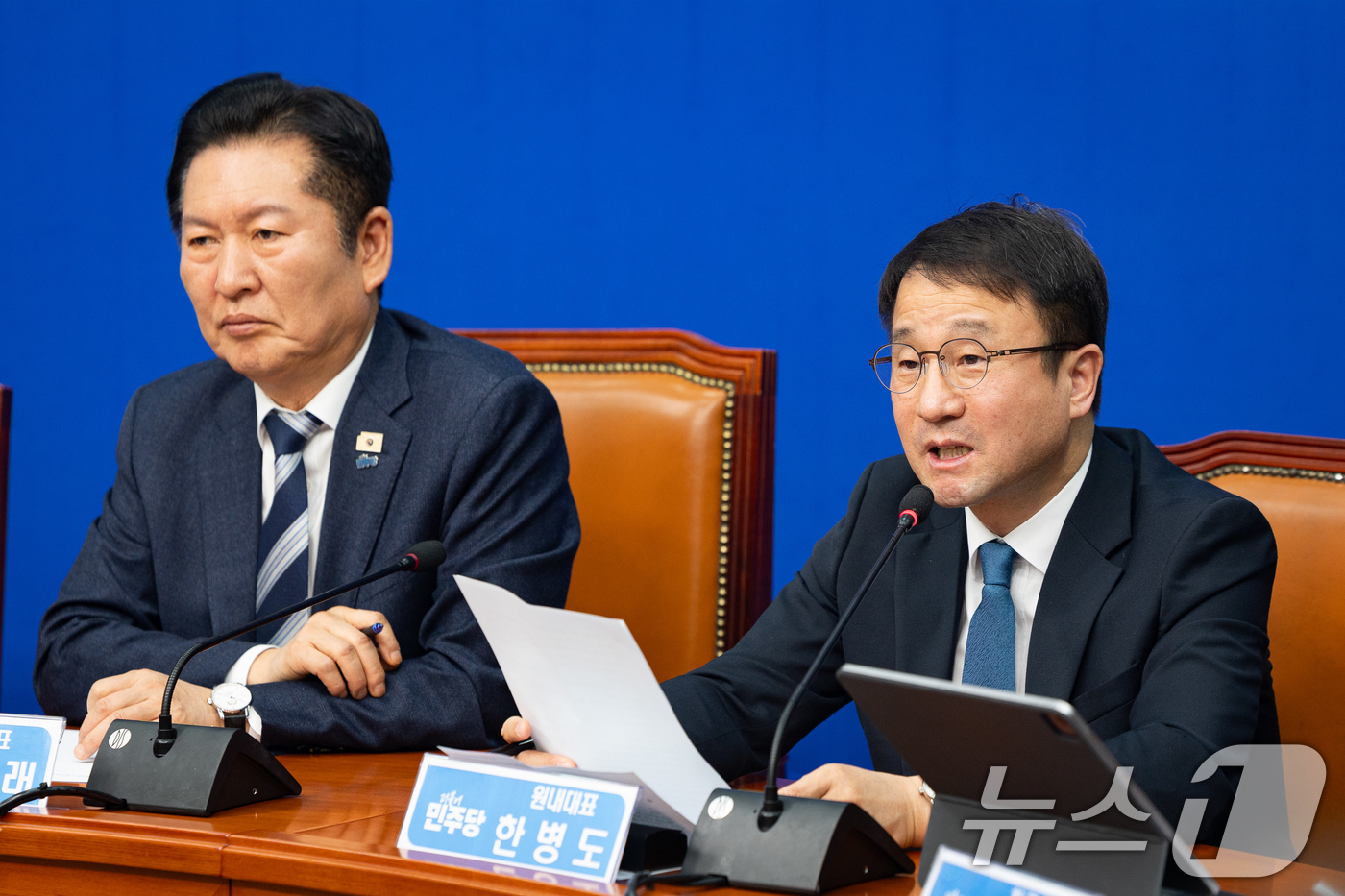 (서울=뉴스1) 유승관 기자 = 한병도 더불어민주당 원내대표가 20일 서울 여의도 국회에서 열린 최고위원회의에서 모두 발언을 하고 있다. 2026.3.20/뉴스1