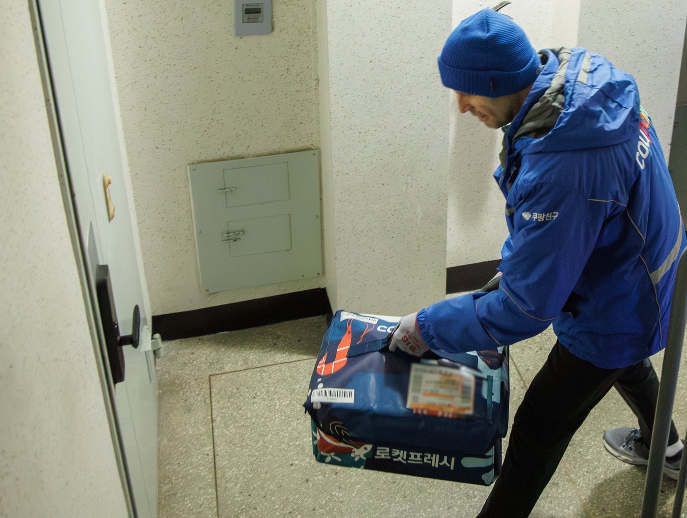 본문 이미지 -  로저스 대표가 프레시백을 들고 배송업무를 하고 있는 모습.(쿠팡 제공).