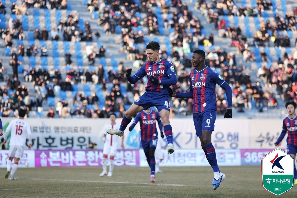 본문 이미지 - 수원FC는 개막과 동시에 3연승을 달리며 K리그2 선두에 올랐다. (한국프로축구연맹 제공)