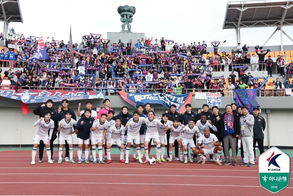 본문 이미지 - 승격에 도전하는 수원FC. 박건하 감독은 차근차근 계획대로 나가겠다는 뜻을 밝혔다. (한국프로축구연맹 제공)