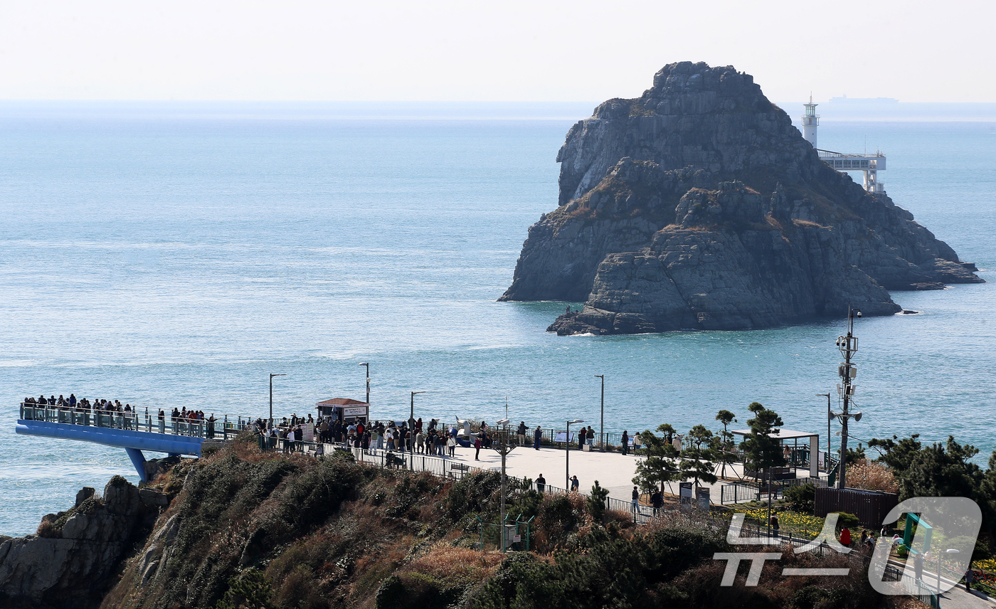 (부산=뉴스1) 윤일지 기자 = 낮과 밤의 길이가 같아지는 춘분(春分)인 20일 부산 남구 오륙도스카이워크를 찾은 시민, 외국인 관광객 등이 따뜻한 봄볕을 쬐며 바다를 구경하고 있 …