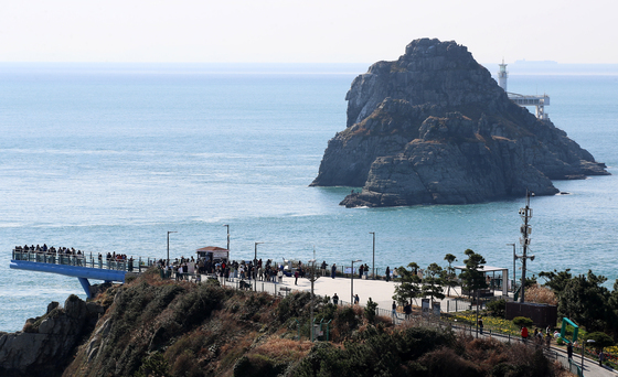 '따뜻한 봄'에 구경하는 부산 바다