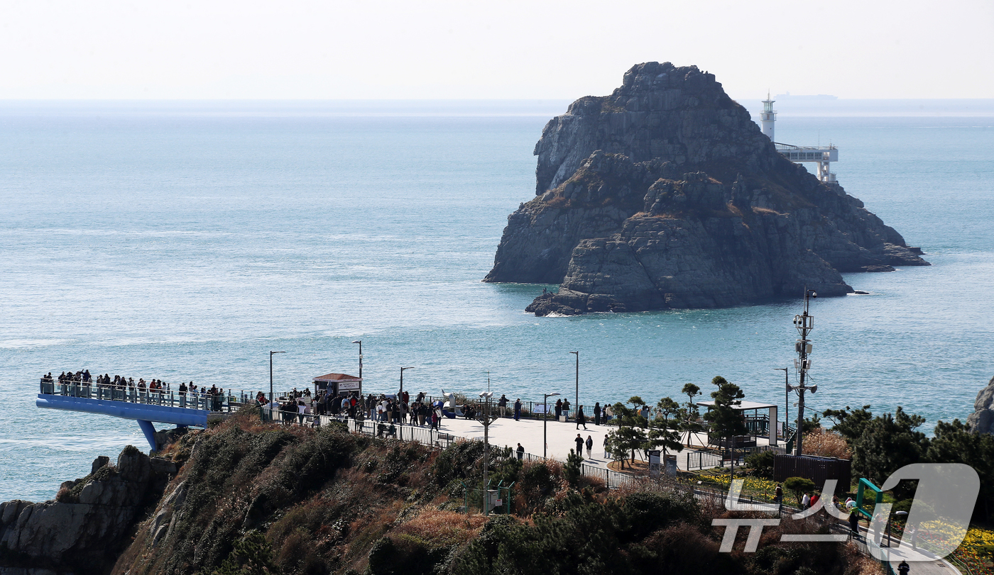 (부산=뉴스1) 윤일지 기자 = 낮과 밤의 길이가 같아지는 춘분(春分)인 20일 부산 남구 오륙도스카이워크를 찾은 시민, 외국인 관광객 등이 따뜻한 봄볕을 쬐며 바다를 구경하고 있 …