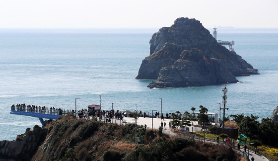 포근한 춘분…부산 오륙도 구경하는 관광객들