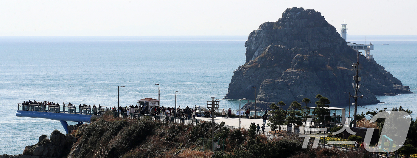 (부산=뉴스1) 윤일지 기자 = 낮과 밤의 길이가 같아지는 춘분(春分)인 20일 부산 남구 오륙도스카이워크를 찾은 시민, 외국인 관광객 등이 따뜻한 봄볕을 쬐며 바다를 구경하고 있 …