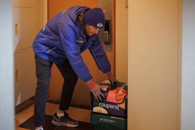 180도 달라진 쿠팡 로저스…운동화 신고 與 의원과 새벽배송 뛰었다