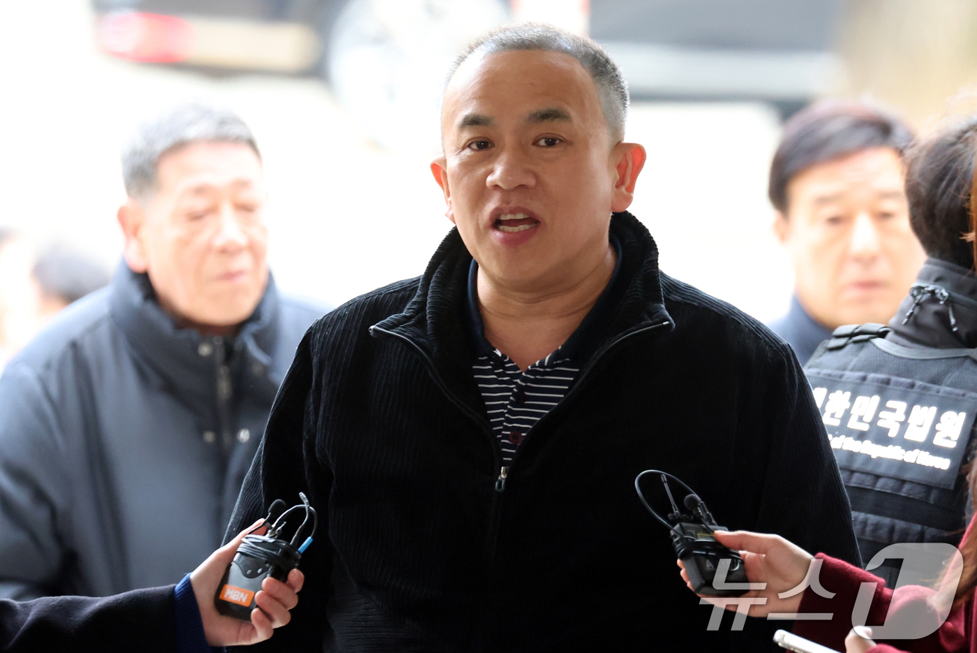 (서울=뉴스1) 김명섭 기자 = 정치브로커 명태균씨가 20일 서울 서초구 서울중앙지방법원에서 열린 오세훈 서울시장의 '여론조사비 대납' 의혹 재판에 증인으로 출석하고 있다. 202 …