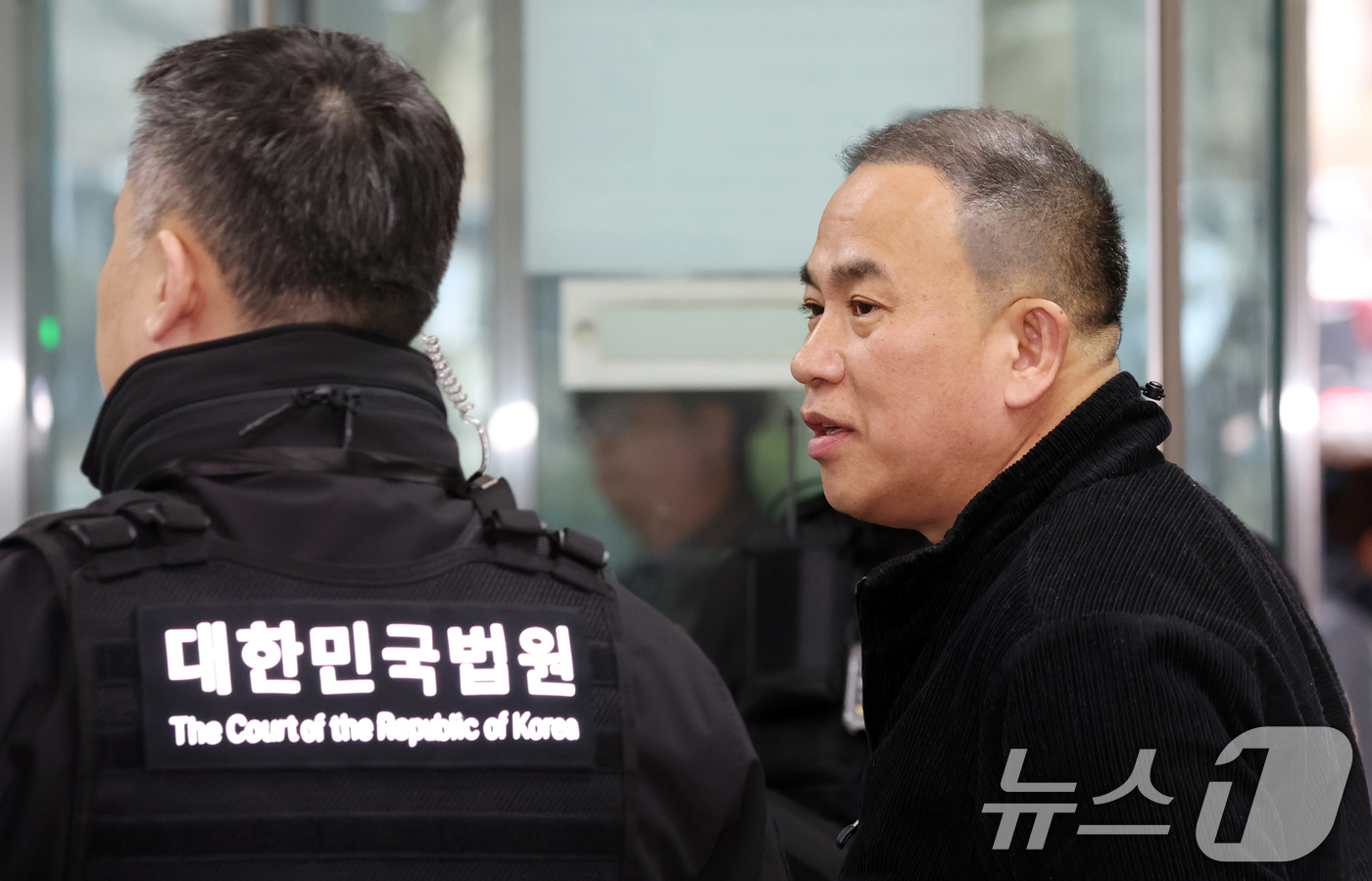 (서울=뉴스1) 김명섭 기자 = 정치브로커 명태균씨가 20일 서울 서초구 서울중앙지방법원에서 열린 오세훈 서울시장의 '여론조사비 대납' 의혹 재판에 증인으로 출석하고 있다. 202 …