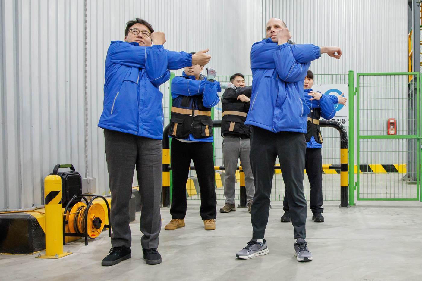 본문 이미지 - 로저스 대표(오른쪽)와 염태영 더불어민주당 의원이 배송체험에 앞서 준비 운동을 하고 있다.(쿠팡 제공). 