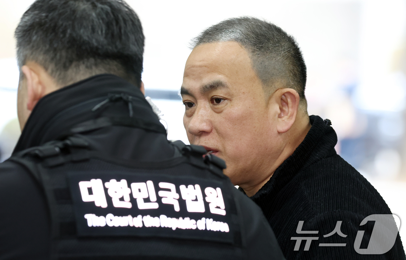 (서울=뉴스1) 김명섭 기자 = 정치브로커 명태균씨가 20일 서울 서초구 서울중앙지방법원에서 열린 오세훈 서울시장의 '여론조사비 대납' 의혹 재판에 증인으로 출석하고 있다. 202 …