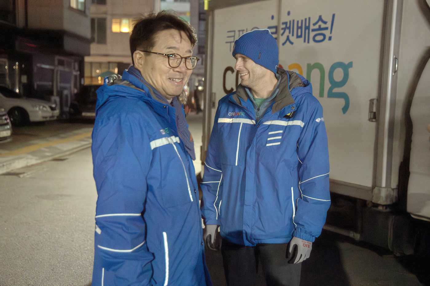 본문 이미지 - 로저스 대표와 염 의원이 배송 도중 만나 대화를 나누고 있다.(쿠팡 제공). 