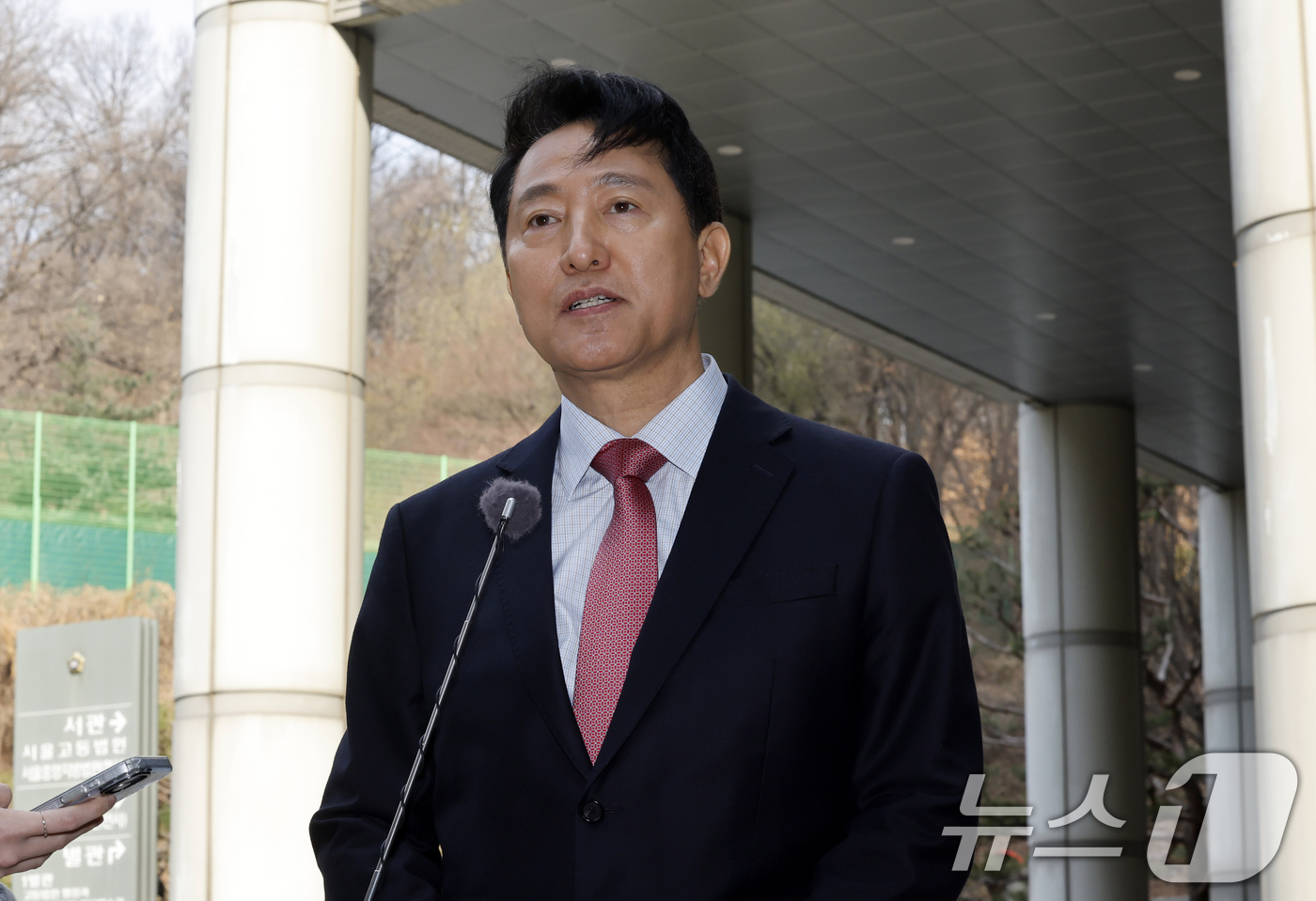 (서울=뉴스1) 김명섭 기자 = '명태균 여론조사비 대납' 의혹으로 기소된 오세훈 서울시장이 20일 오전 서울 서초구 서울중앙지방법원에서 열린 정치자금법 위반 혐의 관련 3차 공판 …