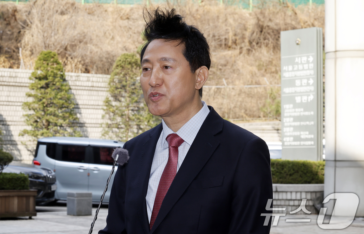 (서울=뉴스1) 김명섭 기자 = 명태균 여론조사비 대납' 의혹으로 기소된 오세훈 서울시장이 20일 오전 서울 서초구 서울중앙지방법원에서 열린 정치자금법 위반 혐의 관련 3차 공판에 …