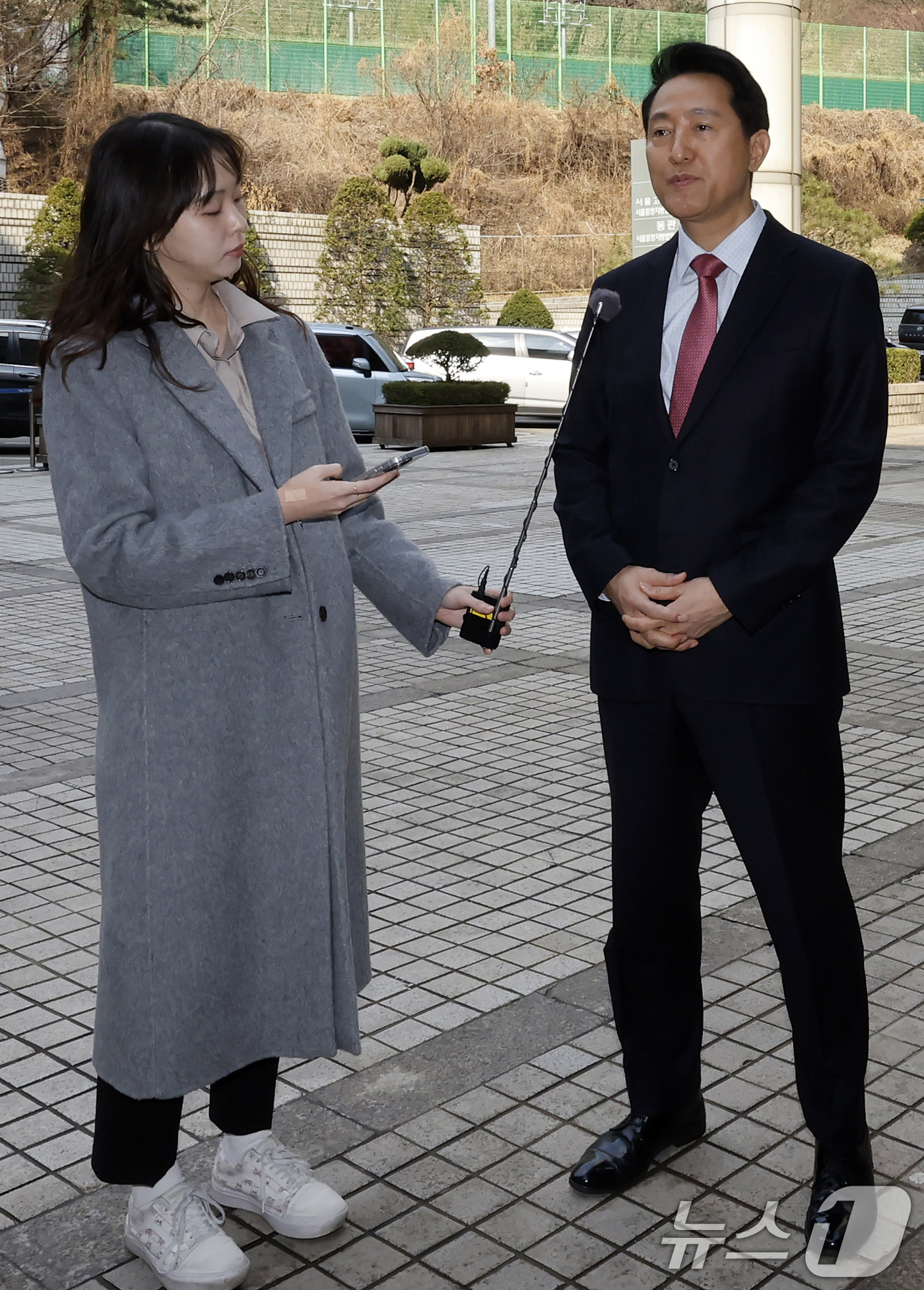 (서울=뉴스1) 김명섭 기자 = 명태균 여론조사비 대납' 의혹으로 기소된 오세훈 서울시장이 20일 오전 서울 서초구 서울중앙지방법원에서 열린 정치자금법 위반 혐의 관련 3차 공판에 …