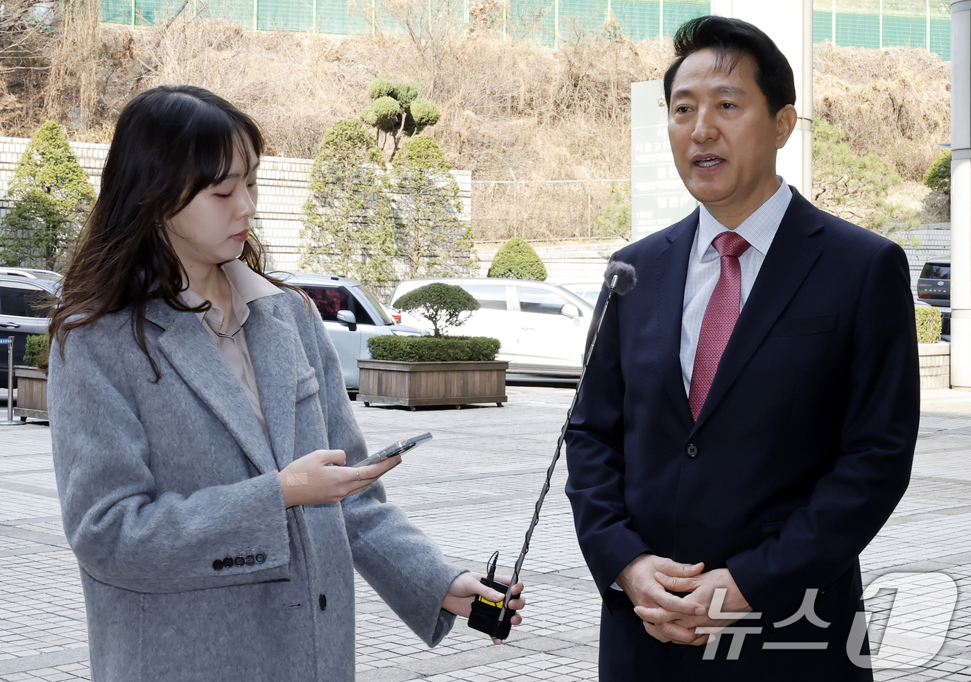 (서울=뉴스1) 김명섭 기자 = 명태균 여론조사비 대납' 의혹으로 기소된 오세훈 서울시장이 20일 오전 서울 서초구 서울중앙지방법원에서 열린 정치자금법 위반 혐의 관련 3차 공판에 …