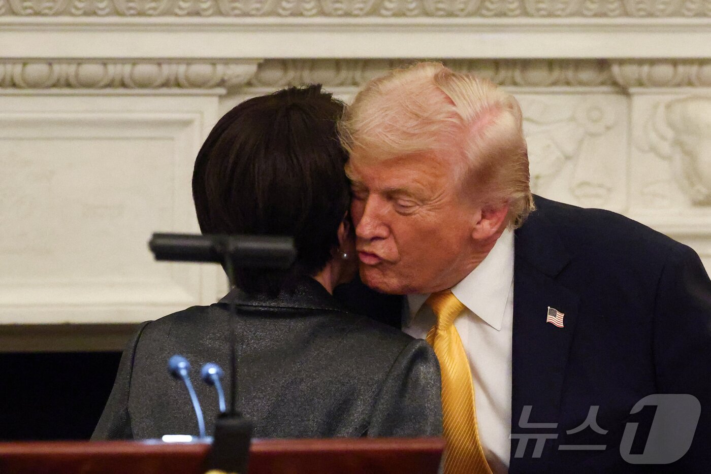 본문 이미지 - 도널드 트럼프 미국 대통령과 다카이치 사나에 일본 총리가 19일(현지시간) 백악관 만찬 직전에 친밀한 인사를 나누고 있다. 2026.3.19 ⓒ 로이터=뉴스1
