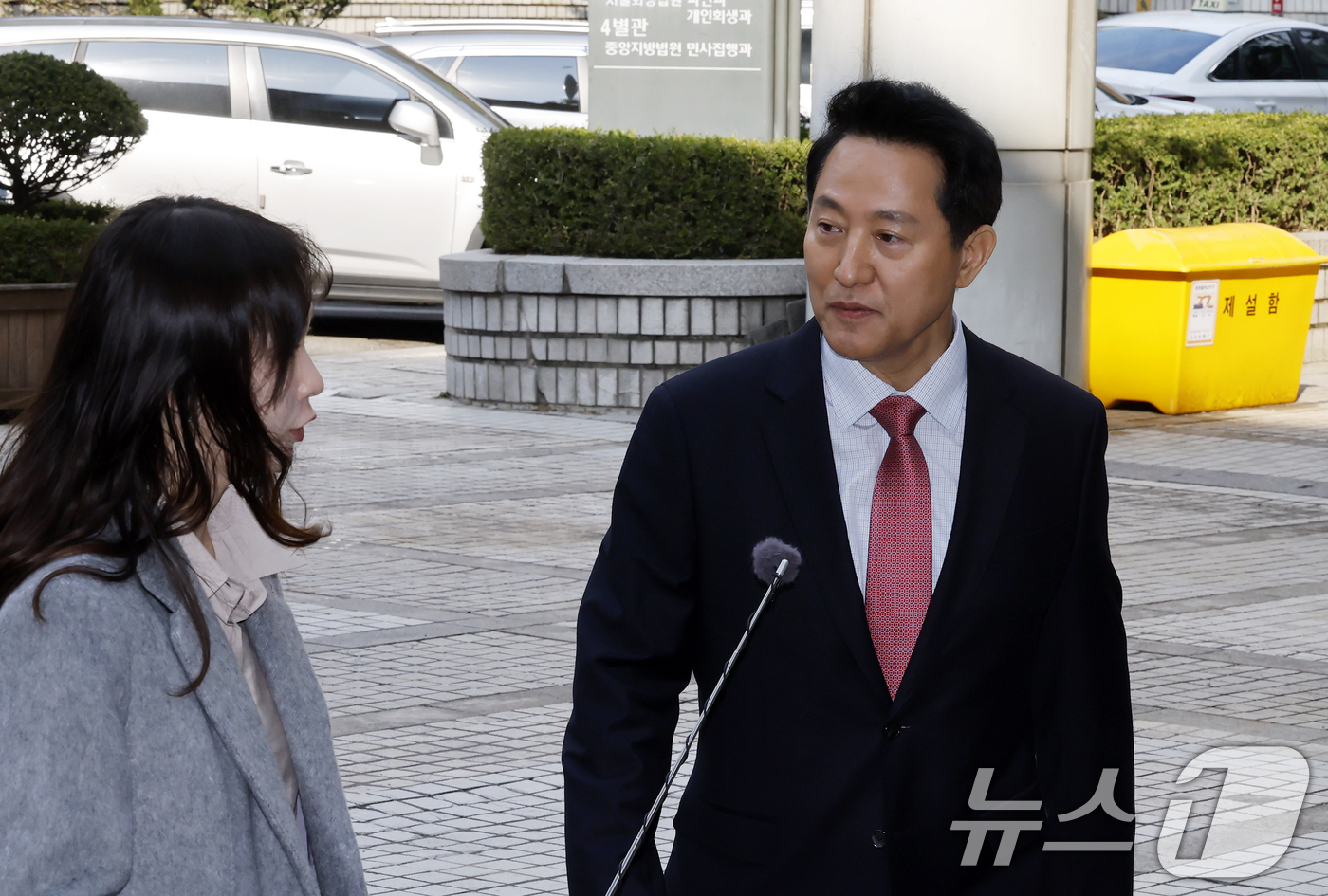 (서울=뉴스1) 김명섭 기자 = 명태균 여론조사비 대납' 의혹으로 기소된 오세훈 서울시장이 20일 오전 서울 서초구 서울중앙지방법원에서 열린 정치자금법 위반 혐의 관련 3차 공판에 …