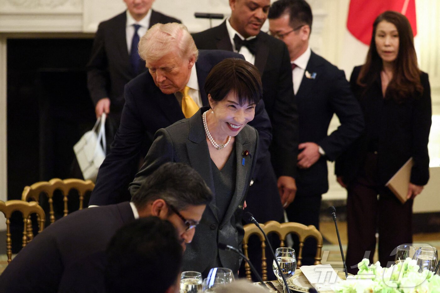 본문 이미지 - 도널드 트럼프 미국 대통령이 19일(현지시간) 다카이치 사나에 일본 총리와의 만찬 직전 그의 의자를 빼주고 있다. 2026.3.19 ⓒ 로이터=뉴스1