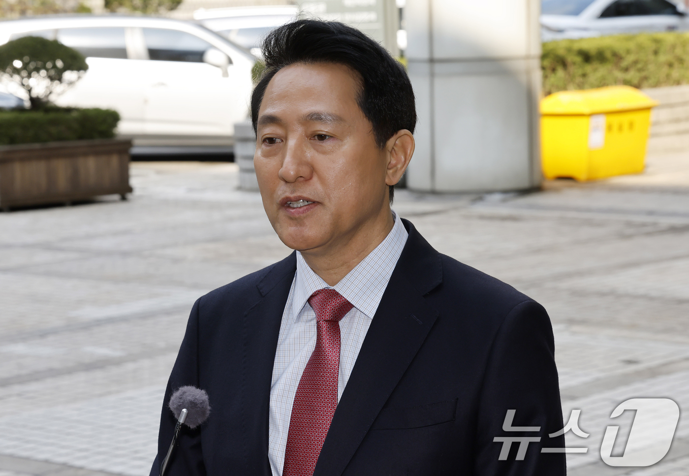 (서울=뉴스1) 김명섭 기자 = 명태균 여론조사비 대납' 의혹으로 기소된 오세훈 서울시장이 20일 오전 서울 서초구 서울중앙지방법원에서 열린 정치자금법 위반 혐의 관련 3차 공판에 …