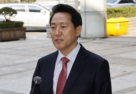 '여론조사비 대납' 의혹 재판…오세훈 출석