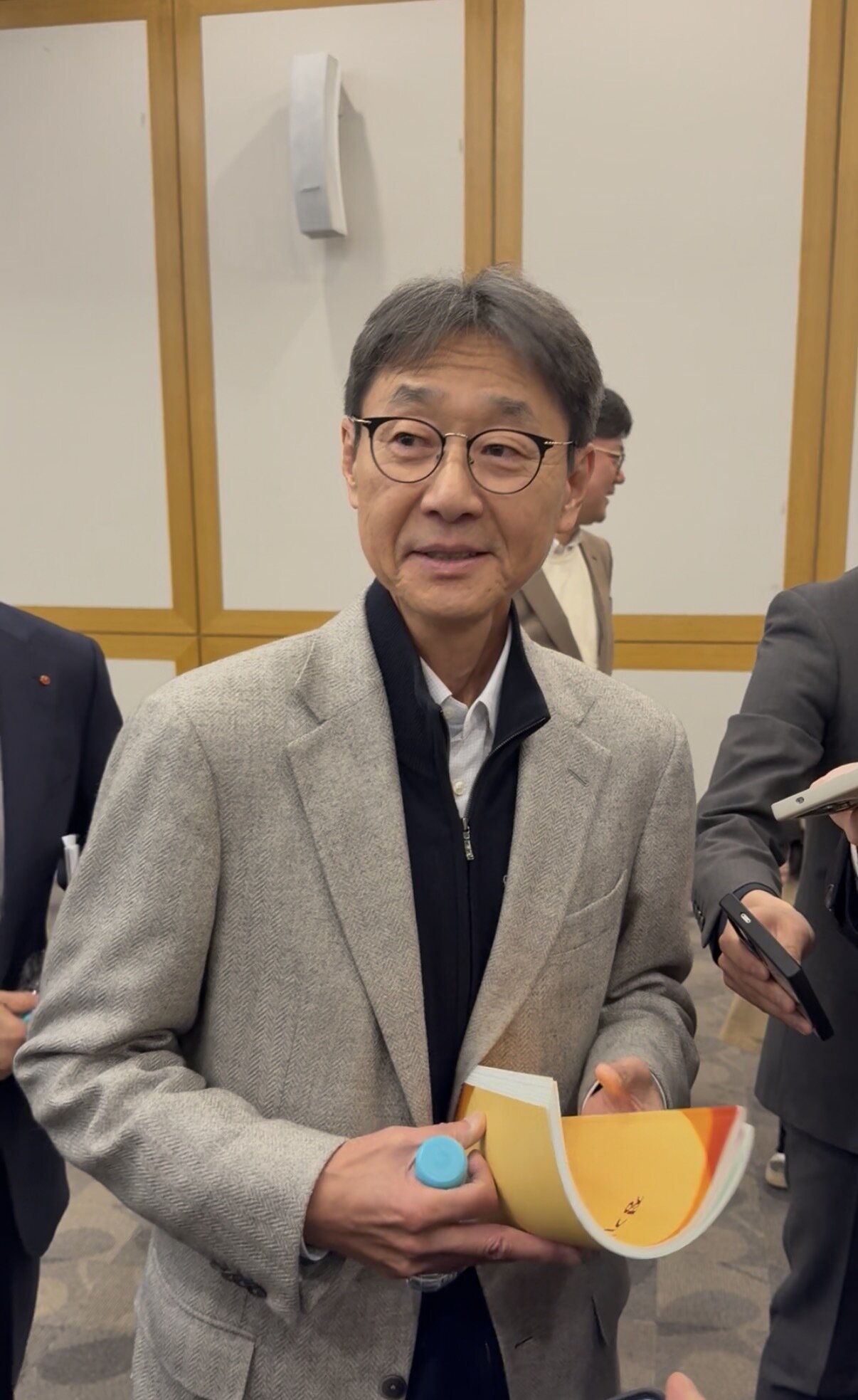 본문 이미지 - 신동원 농심 회장이 20일 서울 신대방동 농심 본사에서 열린 정기 주주총회 직후 취재진과 만나 발언을 하는 모습.ⓒ News1 황두현 기자 