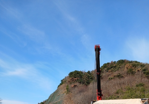 창원서 25톤 트럭 전도·석재 쏟아져…2명 경상