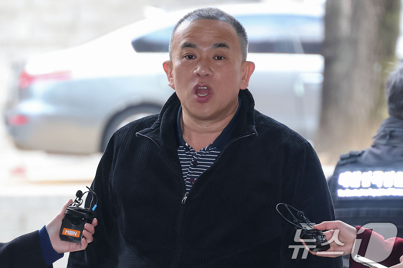 (서울=뉴스1) 김명섭 기자 = 정치브로커 명태균씨가 20일 서울 서초구 서울중앙지방법원에서 열린 오세훈 서울시장의 '여론조사비 대납' 의혹 재판에 증인으로 출석하고 있다. (공동 …