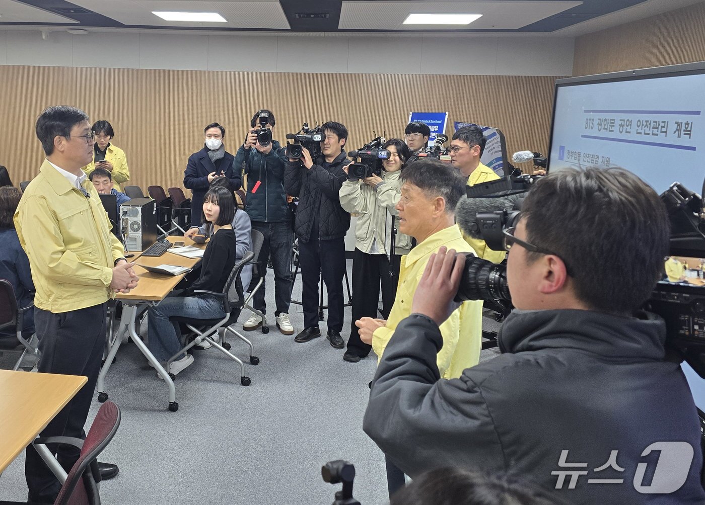 본문 이미지 - 최휘영 문화체육관광부 장관이 오는 21일 열리는 방탄소년단(BTS) 복귀 공연을 앞두고 종합적으로 살펴보기 위해 20일 문체부 상황관리본부를 방문해 위기 발생 때 보고와 지휘 체계, 유관기관 협력 등 운영 계획을 점검했다.