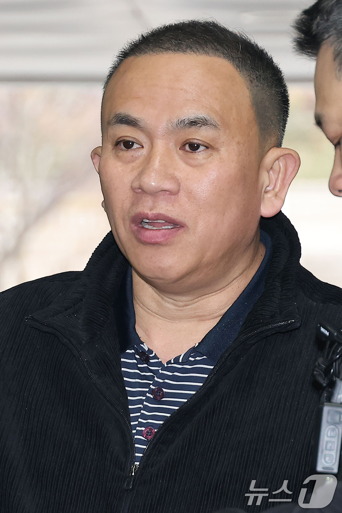 (서울=뉴스1) 김명섭 기자 = 정치브로커 명태균씨가 20일 서울 서초구 서울중앙지방법원에서 열린 오세훈 서울시장의 '여론조사비 대납' 의혹 재판에 증인으로 출석하고 있다. (공동 …