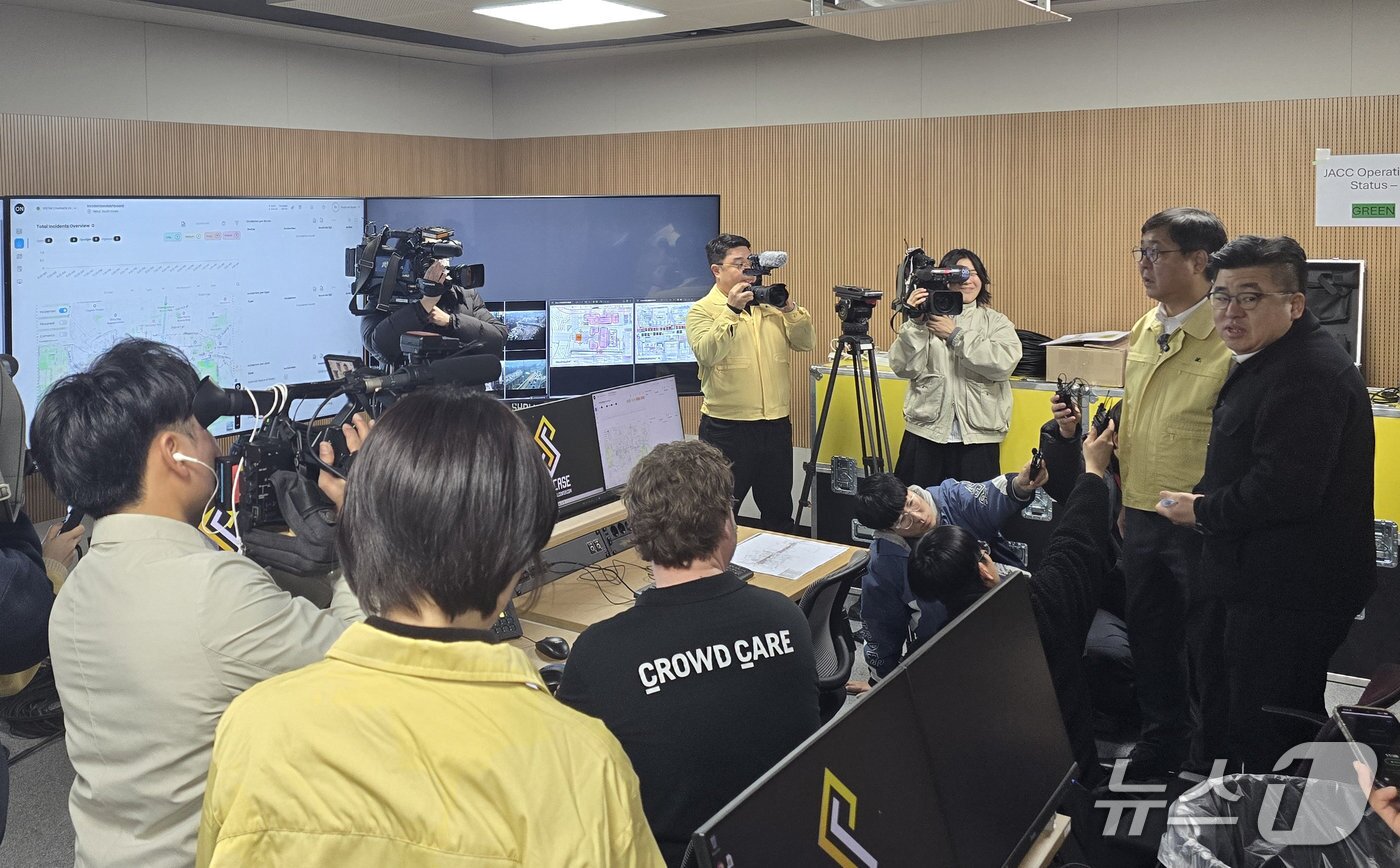 본문 이미지 - 최휘영 문화체육관광부 장관이 오는 21일 열리는 방탄소년단(BTS) 복귀 공연을 앞두고 종합적으로 살펴보기 위해 20일 하이브 상황관리본부를 방문해 위기 발생 때 보고와 지휘 체계, 유관기관 협력 등 운영 계획을 점검했다.