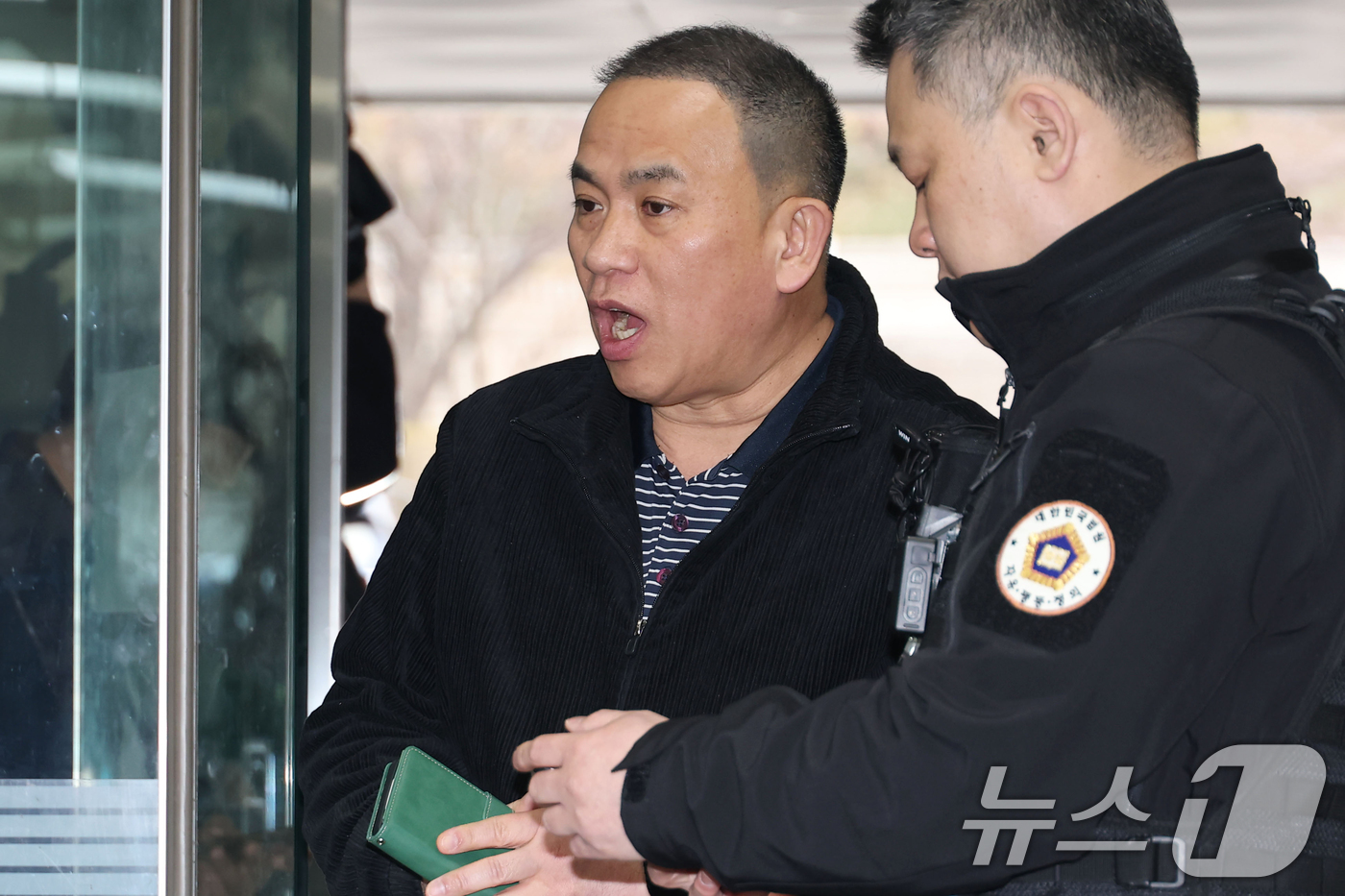 (서울=뉴스1) 김명섭 기자 = 정치브로커 명태균씨가 20일 서울 서초구 서울중앙지방법원에서 열린 오세훈 서울시장의 '여론조사비 대납' 의혹 재판에 증인으로 출석하고 있다. (공동 …