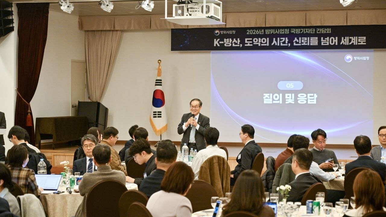 본문 이미지 - 이용철 방위사업청장이 19일 서울 용산구 국방컨벤션에서 출입기자 간담회를 진행하고 있다.(방위사업청 제공)