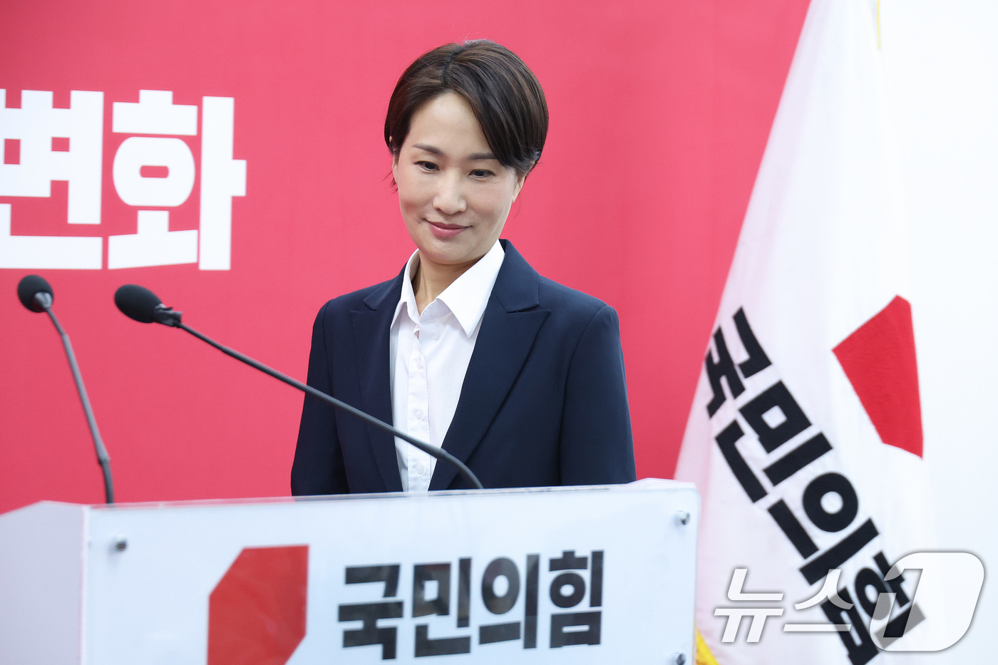 (서울=뉴스1) 신웅수 기자 = 김수민 전 충청북도 정무부지사가 20일 서울 여의도 국민의힘 당사에서 열린 충북지사 후보 면접을 마친 후 취재진의 질의에 답변하고 있다. 2026. …