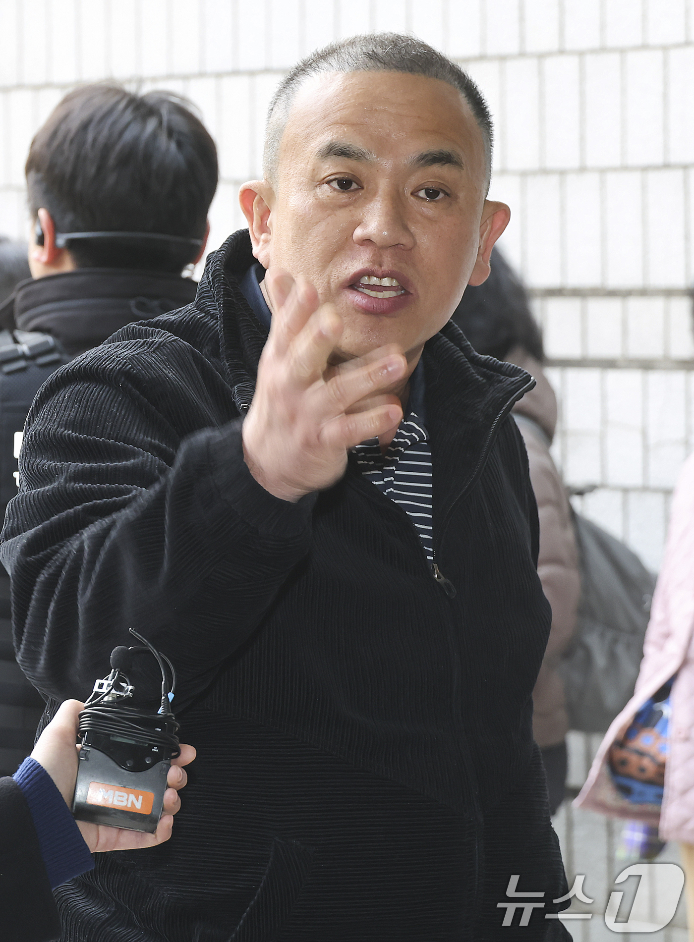 (서울=뉴스1) 김명섭 기자 = 정치브로커 명태균씨가 20일 서울 서초구 서울중앙지방법원에서 열린 오세훈 서울시장의 '여론조사비 대납' 의혹 재판에 증인으로 출석하고 있다. (공동 …