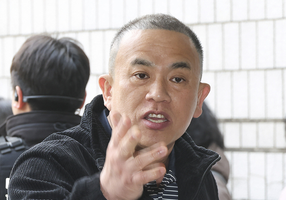 명태균, 여론조사비 의혹 재판 증인 출석