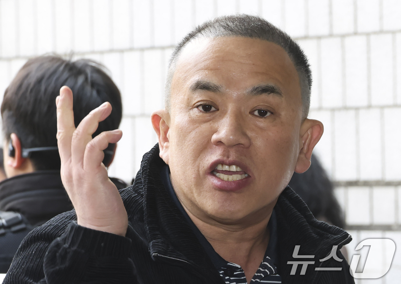 (서울=뉴스1) 김명섭 기자 = 정치브로커 명태균씨가 20일 서울 서초구 서울중앙지방법원에서 열린 오세훈 서울시장의 '여론조사비 대납' 의혹 재판에 증인으로 출석하고 있다. (공동 …