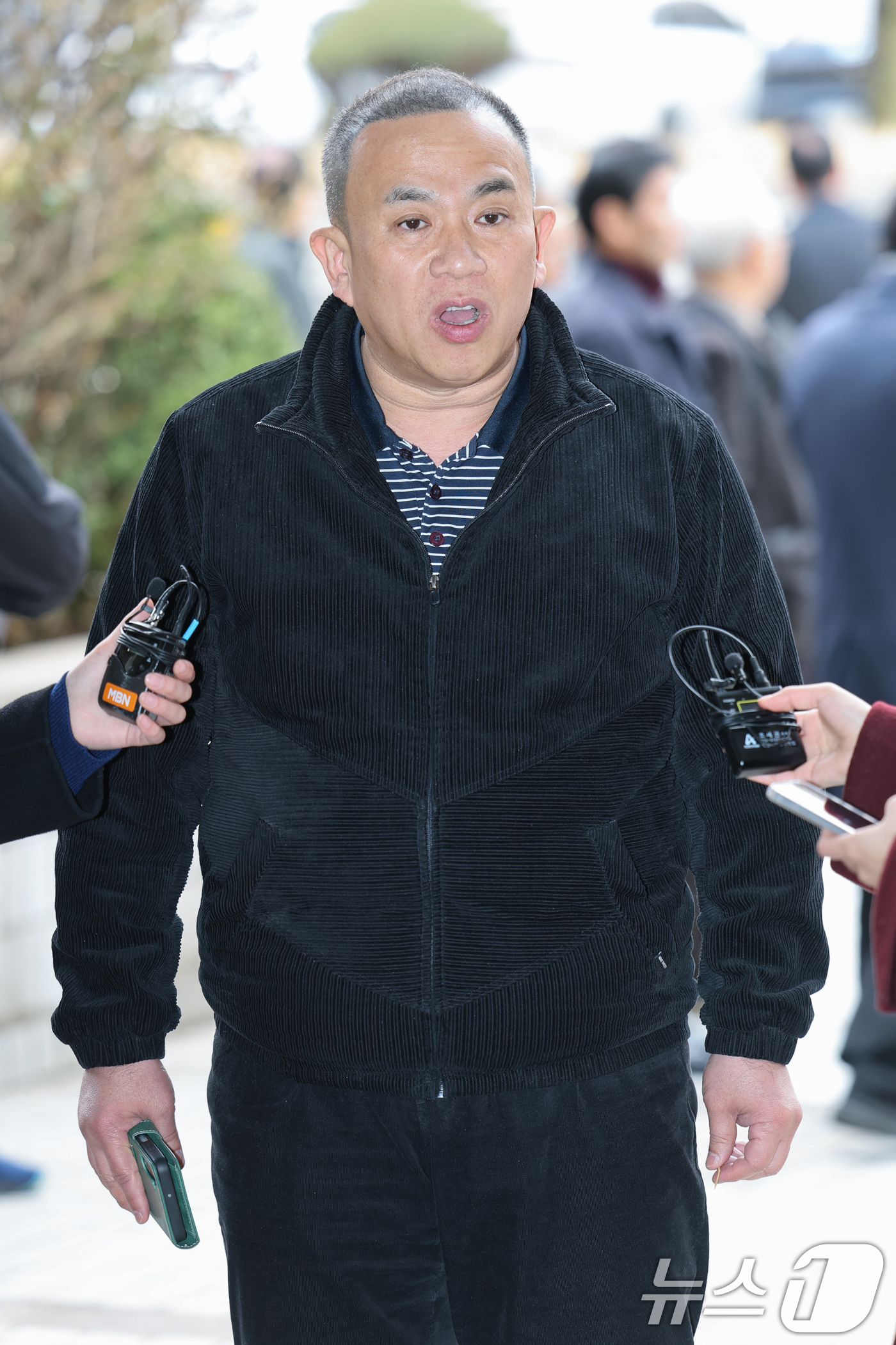 (서울=뉴스1) 김명섭 기자 = 정치브로커 명태균씨가 20일 서울 서초구 서울중앙지방법원에서 열린 오세훈 서울시장의 '여론조사비 대납' 의혹 재판에 증인으로 출석하고 있다. (공동 …