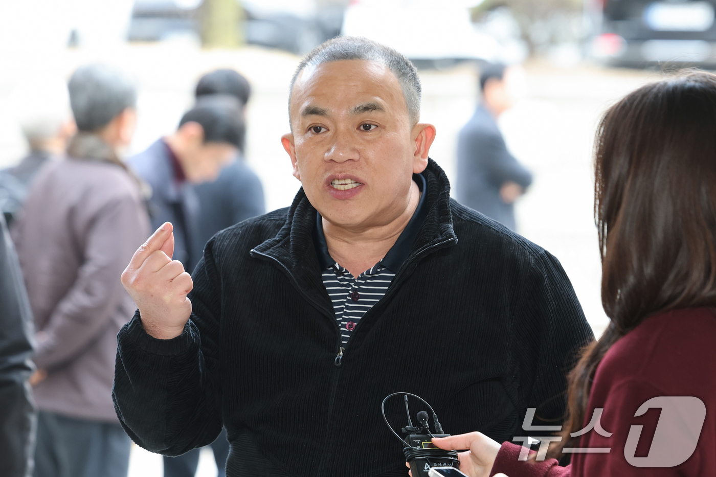 (서울=뉴스1) 김명섭 기자 = 정치브로커 명태균씨가 20일 서울 서초구 서울중앙지방법원에서 열린 오세훈 서울시장의 '여론조사비 대납' 의혹 재판에 증인으로 출석하고 있다. (공동 …