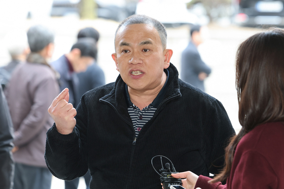 명태균, 여론조사비 대납 의혹 법정 출석