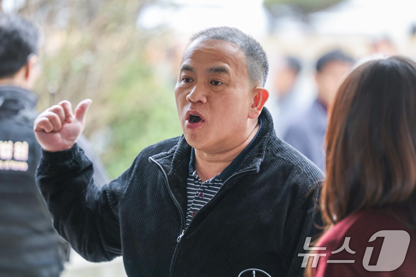 본문 이미지 - 정치브로커 명태균씨가 20일 서울 서초구 서울중앙지방법원에서 열린 오세훈 서울시장의 '여론조사비 대납' 의혹 재판에 증인으로 출석하고 있다. (공동취재) 2026.3.20 ⓒ 뉴스1 김명섭 기자