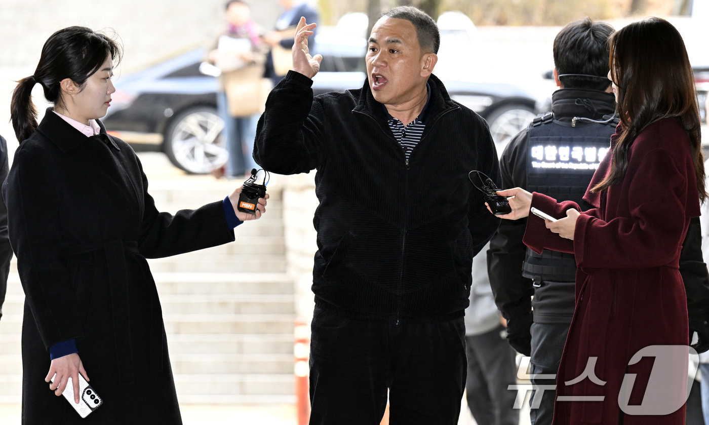 (서울=뉴스1) 김명섭 기자 = 정치브로커 명태균씨가 20일 서울 서초구 서울중앙지방법원에서 열린 오세훈 서울시장의 '여론조사비 대납' 의혹 재판에 증인으로 출석하고 있다. (공동 …