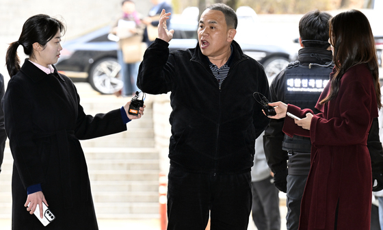 명태균, 여론조사비 대납 의혹 법정 출석